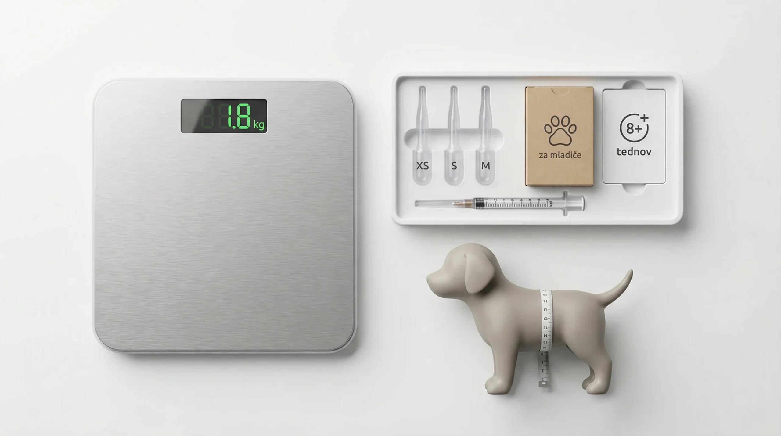 3D render zgoraj-navzdol (flat lay) na belem ozadju: digitalna veterinarska tehtnica iz brušenega aluminija z zelenim LED-prikazom '1.8 kg'; ob njej b