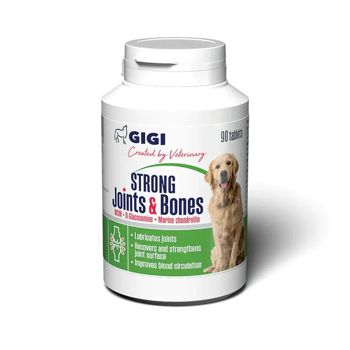 GigiVet Strong Joints & Bones – za močne sklepe in kosti Strong Joints & Bones je napredno prehransko dopolnilo za regeneracijo in vzdrževanje sklepov ter kosti pri psih. Njegova edinstvena formula na osnovi MSM, D-glukozamina, morskega hondroitina in izvlečka bosvelije deluje protivnetno, lubrikira sklepe in pospešuje obnovo hrustanca. Idealno za preprečevanje in terapijo displazije, artritisa ter drugih degenerativnih sklepnih bolezni. Kdaj uporabljati Preventivno: dnevna podpora sklepom in kolkom Po poškodbah ali operacijah: blaženje bolečin in hitrejša rehabilitacija Pri displaziji in osteoartritisu: protivnetno delovanje in izboljšanje gibljivosti Primerno za Majhne in srednje pse do 30 kg Mladičke velikih pasem nad 3 mesece, odrasle in senior pse Posebej za labradorce, zlatega prinašalca, nemškega ovčarja, doge, mastife Ključne prednosti Zmanjša togost in lubrikira sklepe Obnavlja hrustanec in sklepne površine Izboljša prekrvavitev v sklepih Naravno protibolečinsko in antiinflamatorno Enostavne in slastne tablete, ki jih psi radi zaužijejo Aktivne sestavine (na tableto) Methylsulfonylmethan (MSM): 320 mg – gradnik vezivnega tkiva D-Glukozamin HCL: 300 mg – podpora sintezi hrustanca in hialuronske kisline Vitamin Ester C®: 80 mg – protivoksidant z dolgo izločanjem Morski hondroitin: 66 mg – izboljša lubrikacijo sklepov Bosvelija (65 % izvleček): 20 mg – naravni protivnetni učinek Navodila za uporabo Zagotovite 1 tableto dnevno (1 600 mg) direktno ali v hrani. Shranjevanje in rok uporabe Rok uporabnosti: 26 mesecev od datuma proizvodnje Temperatura: 0 °C do +25 °C; vlažnost ≤ 75 % Strong Joints & Bones: vaš partner pri ohranjanju gibljivosti, preprečevanju artritisa in podpori sklepom vašega psa.
